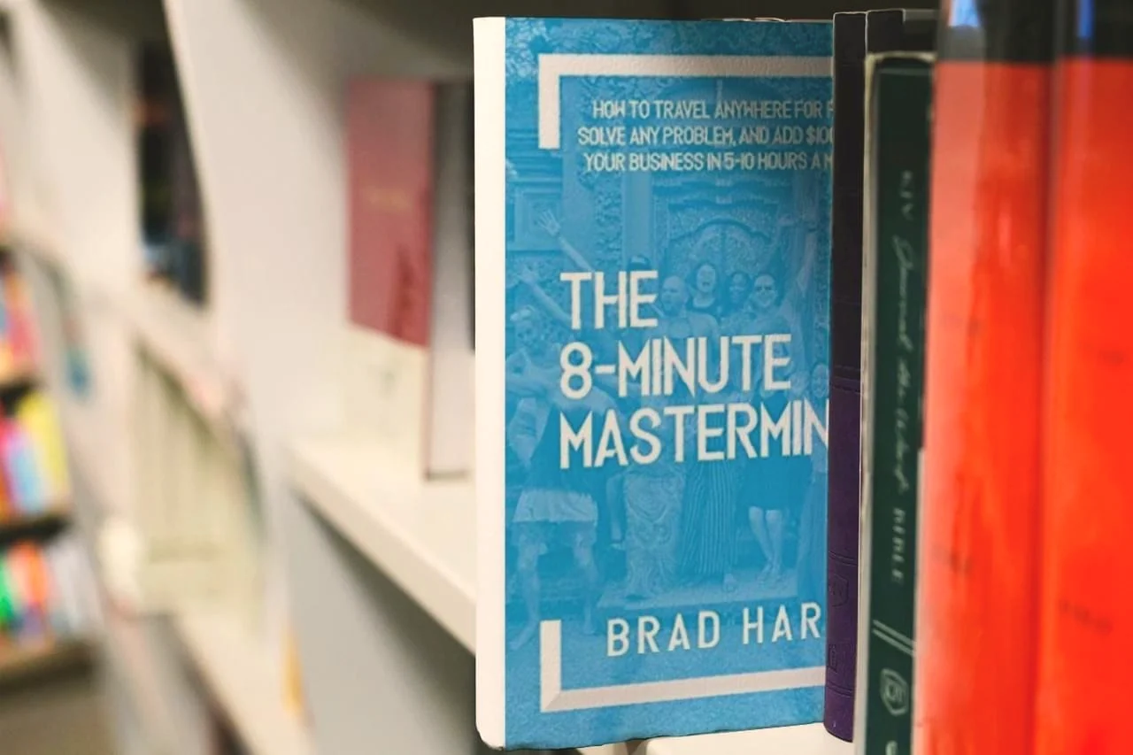 The 8-Minute Mastermind by Brad Hart on a bookshelf.